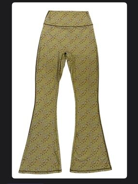 RARE Buffbunny Rosa Flare Leggings Green Petal Floral Print EUC